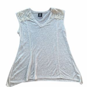 BOBEAU TANK WITH EMBROIDER SHOULDER DETAIL. SIZE SMALL